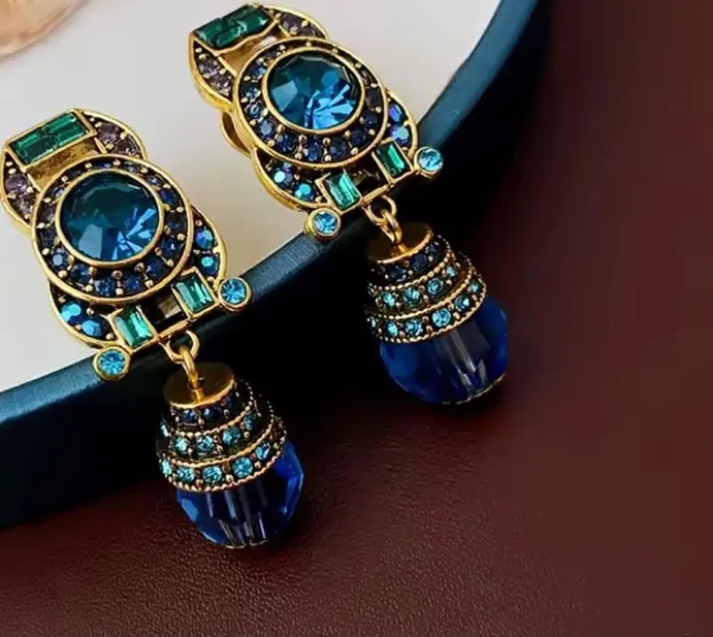 Brincos de pressão vintage com zircônias e pedras azuis e verdes, no ouro